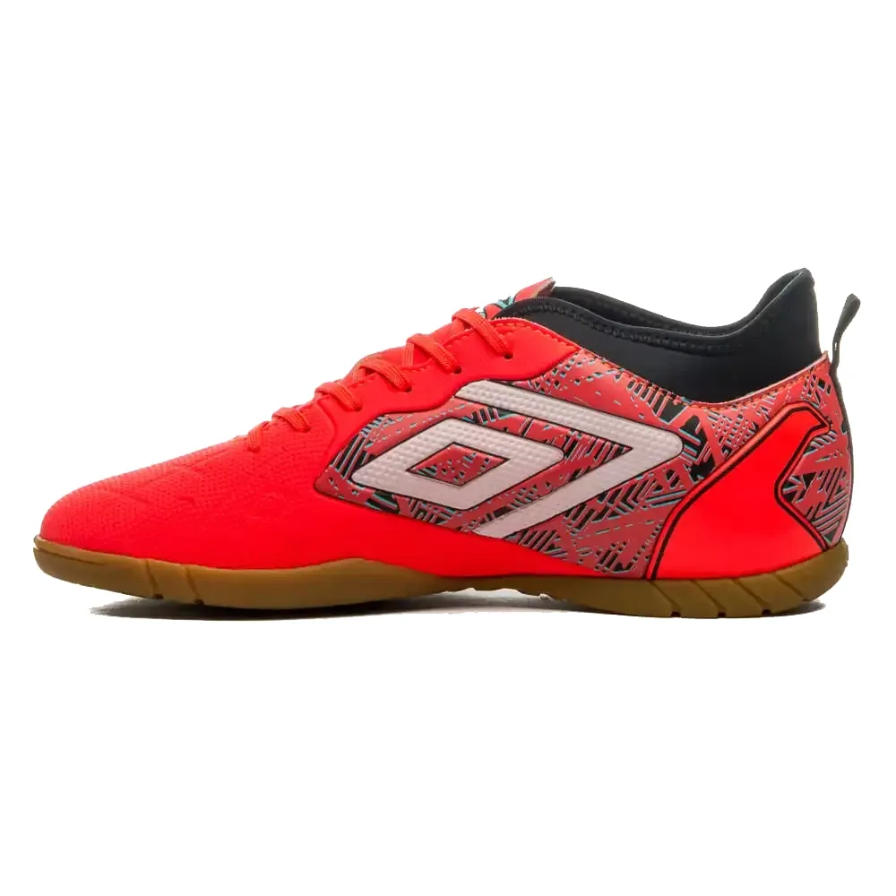 Chuteira de futsal masculina Umbro vermelha vista lateral mostrando design e fechamento por cadarço